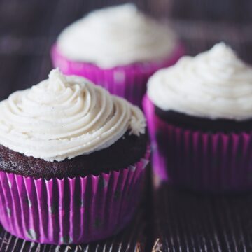 chocolate cupcakes with vanilla buttercream frosting_hot for food