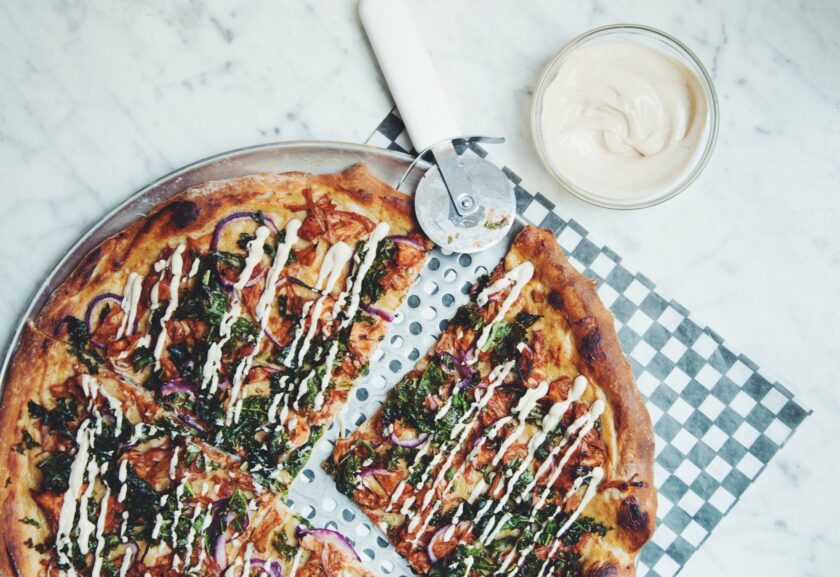 bbq jackfruit pizza with creamy roasted garlic sauce_hot for food