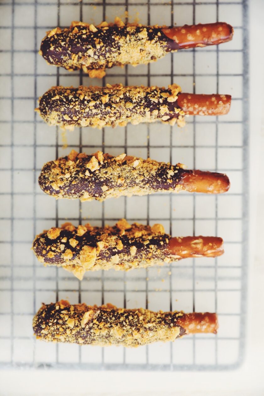 vegan golden chocolate caramel pretzel rods recipe